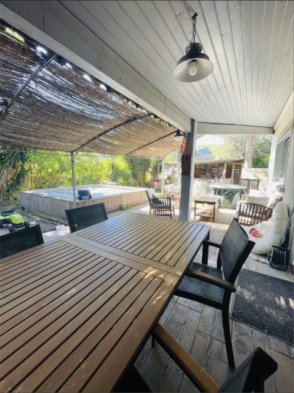 Espace repas extérieur sous la terrasse