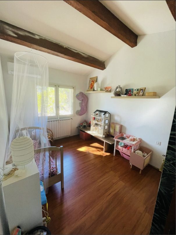 Chambre à l'étage sous poutres apparentes