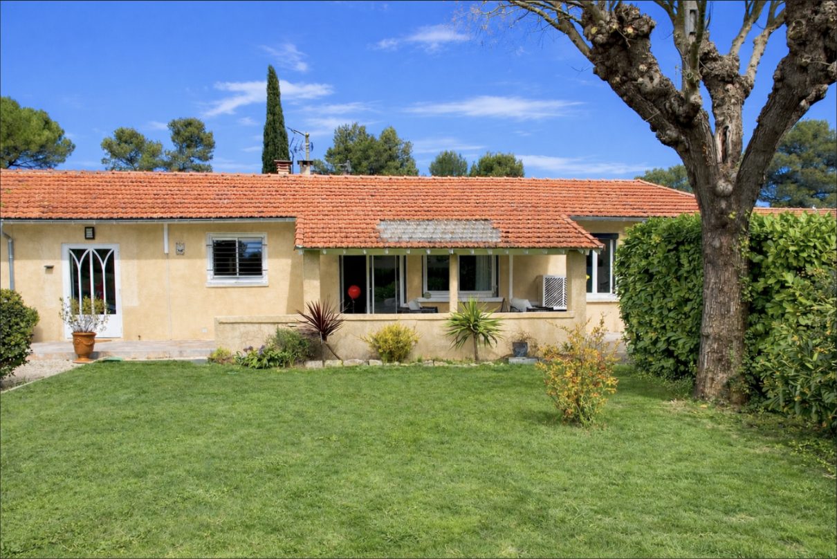 Façade de la maison et jardin clos