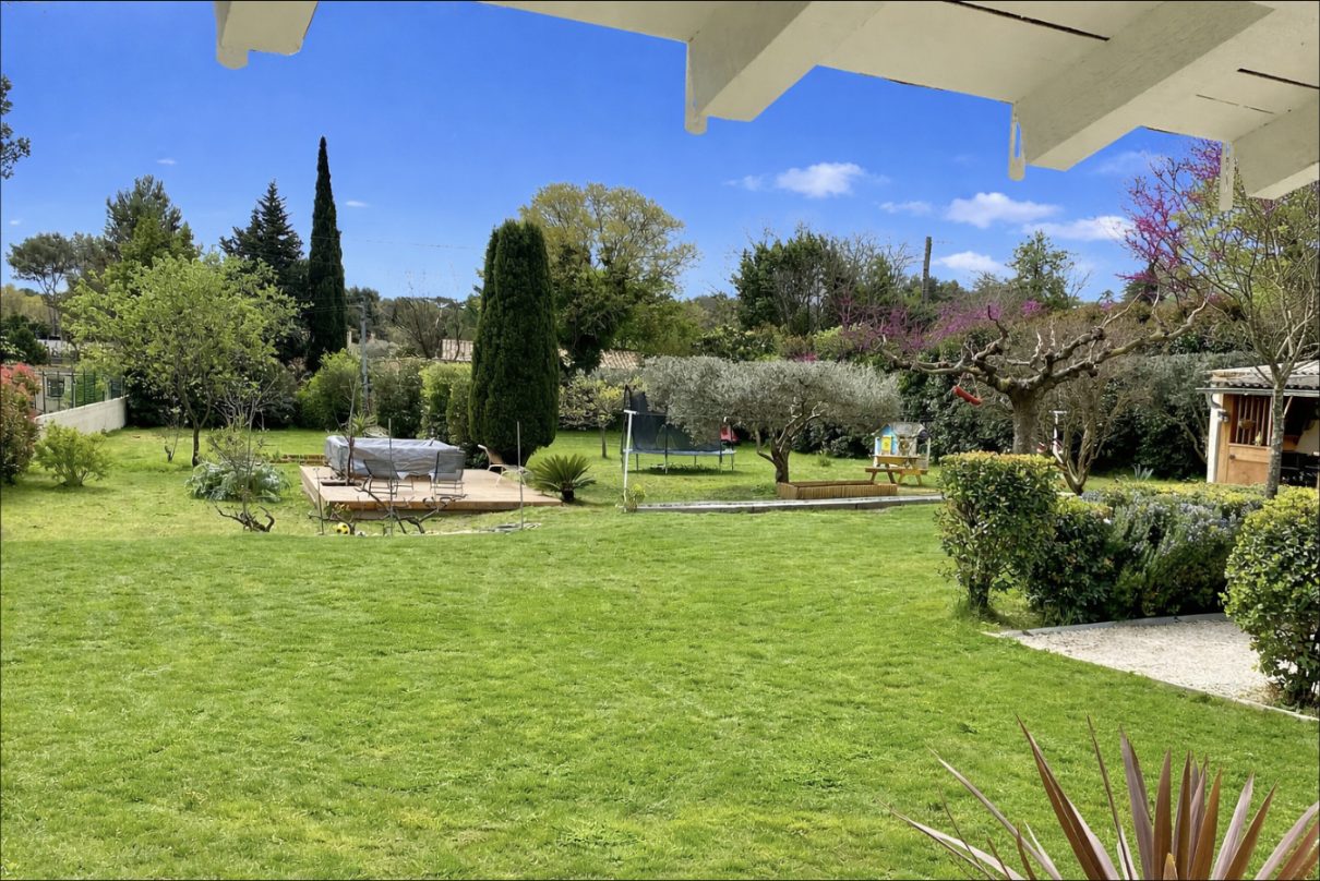 Jardin arboré vu depuis la terrasse
