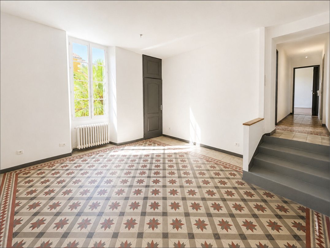 Séjour et entrée aux carreaux de ciment