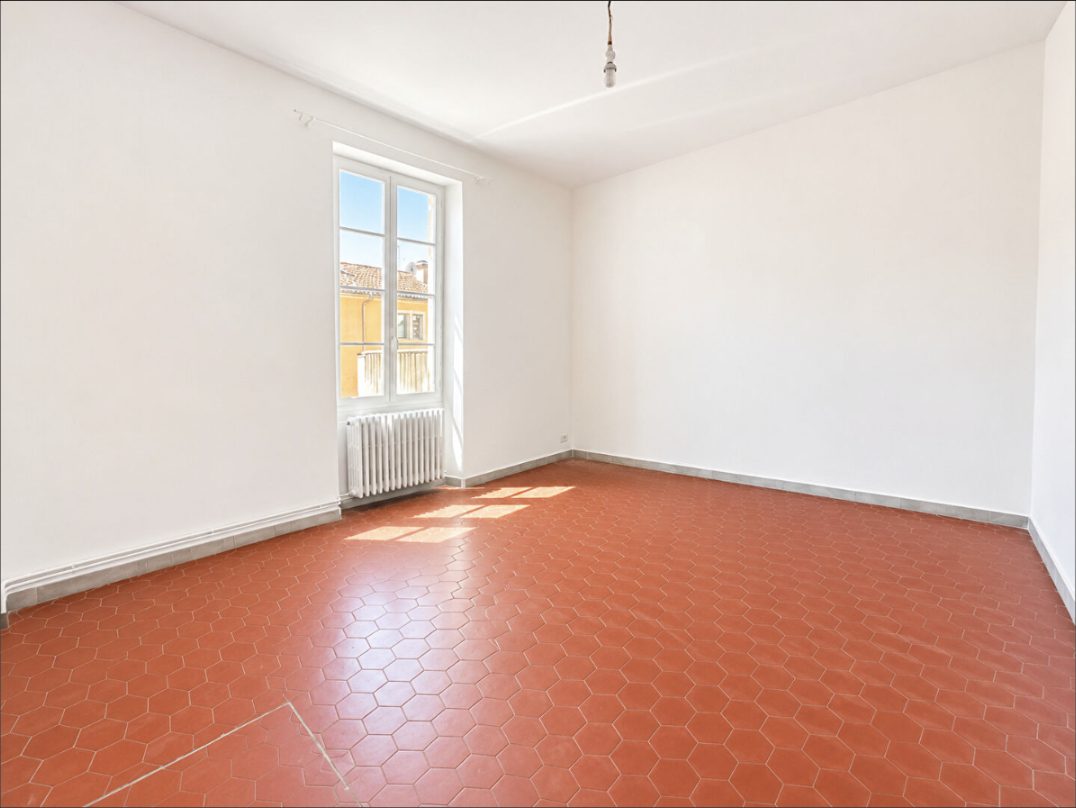 Chambre aux tomettes anciennes
