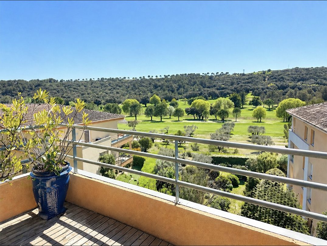 Vue dégagée sur le golf depuis la terrasse