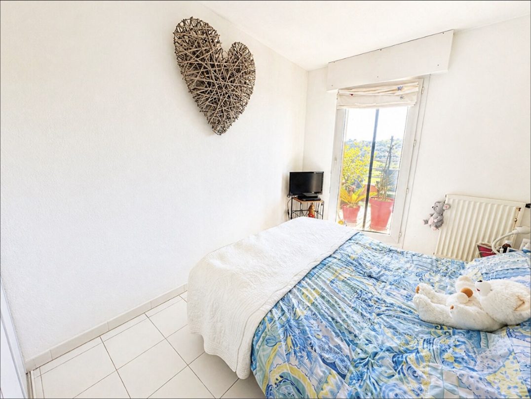 Chambre avec vue sur le parc arboré